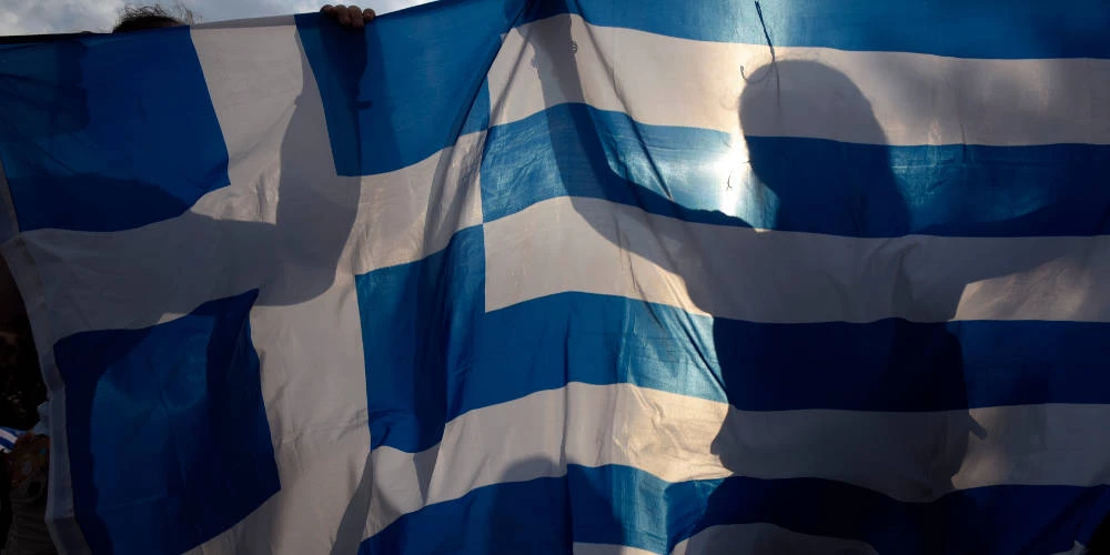 Eκαψαν ελληνική σημαία στο Άλσος Κηφισιάς